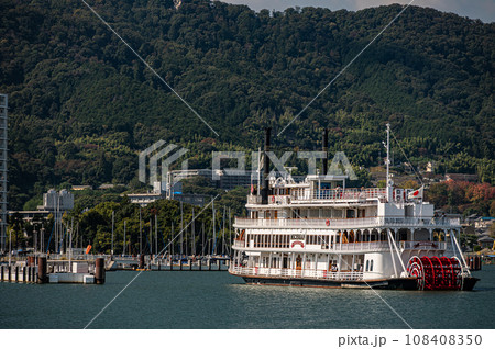 大津港に入港する観光船ミシガン 108408350