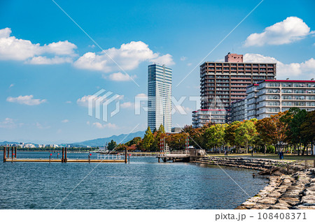 琵琶湖畔に建つ高層ホテルとマンション 大津市 琵琶湖畔に建つ高層ホテルとマンション 大津市 108408371