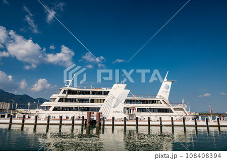 琵琶湖大津港に停泊中の観光船ビアンカ 108408394