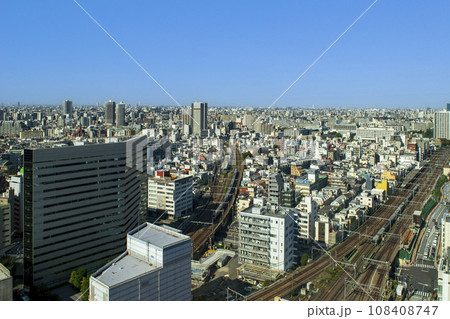 新宿 東急歌舞伎町タワー 17F展望フロア から中央線、 山手線方面の眺め 新宿 東急歌舞伎町タワー 17F展望フロア から中央線、 山手線方面の眺め 108408747