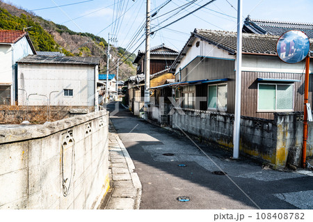 小阪集落と道路の風景2　香川県丸亀市本島町 108408782