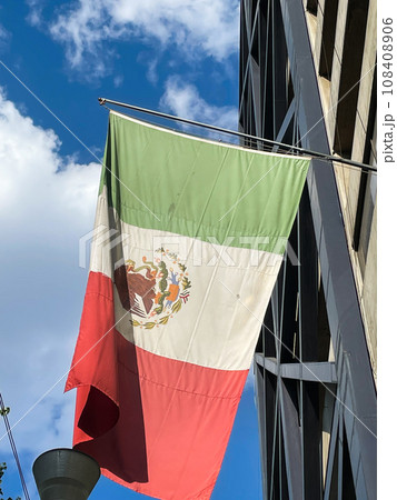 メキシコシティ　ダウンタウンの警察署に掲げられた国旗 108408906