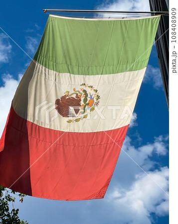 メキシコシティ　ダウンタウンの警察署に掲げられた国旗 108408909