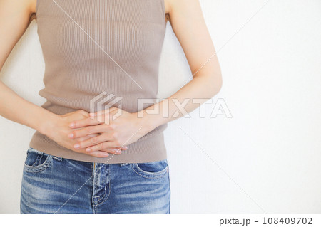 お腹を抑える女性　腹痛イメージ 108409702