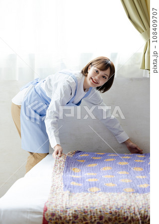 ベッドメイクをする可愛い女性 108409707
