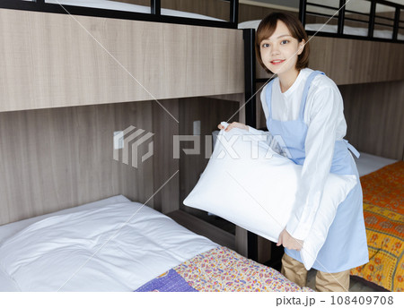 ベッドメイクをする可愛い女性 108409708