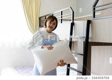 ベッドメイクをする可愛い女性 108409709