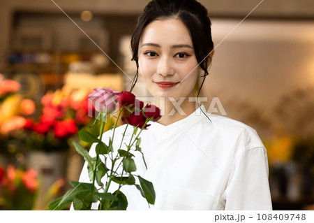 花屋で働く可愛い女性 花屋で働く可愛い女性 108409748
