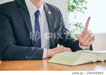 法律相談を受ける男性弁護士 法律相談を受ける男性弁護士 108409969