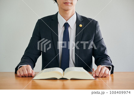 法律相談を受ける男性弁護士 108409974