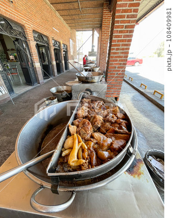 メキシコシティ郊外の国道沿いにあるタコス料理店 メキシコシティ郊外の国道沿いにあるタコス料理店 108409981