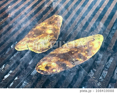 メキシコシティ郊外のドライブインで食べるウチワサボテンステーキ メキシコシティ郊外のドライブインで食べるウチワサボテンステーキ 108410088