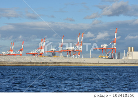 大阪港のガントリクレーン 大阪港のガントリクレーン 108410350