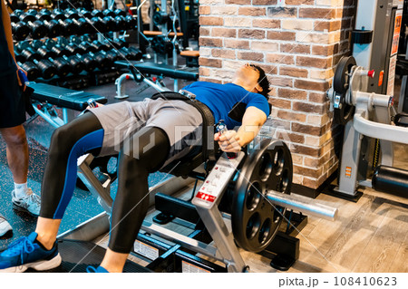 フィットネスジムでトレーナーの指導を受ける男性 フィットネスジムでトレーナーの指導を受ける男性 108410623