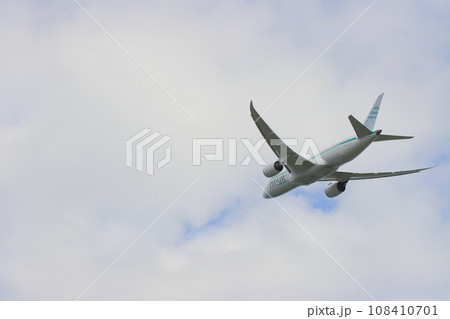 離陸上昇する旅客機 108410701