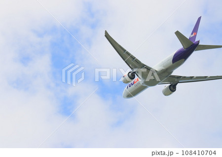 離陸上昇する旅客機 離陸上昇する旅客機 108410704