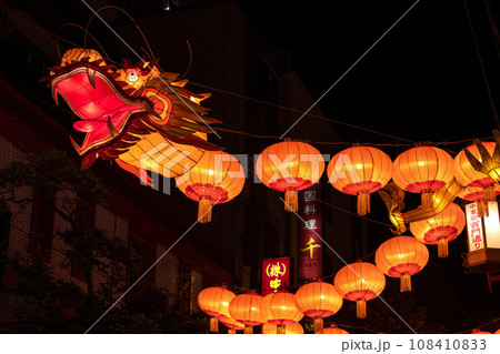 日本の横浜都市景観 2024春節燈花の横浜中華街。中華街西門通りにもドラゴン提灯登場＝11月3日 108410833