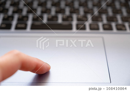 ノートパソコンのタッチパッド 108410864