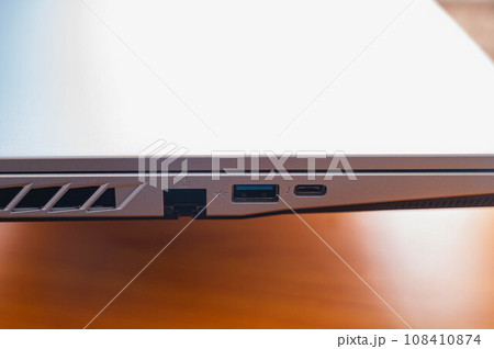 ノートPCのUSB差込口 108410874