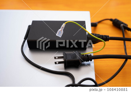 ノートパソコンと電源コード 108410881