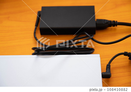 ノートパソコンと電源コード ノートパソコンと電源コード 108410882