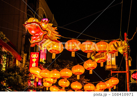 日本の横浜都市景観 2024春節燈花の横浜中華街。中華街西門通りにもドラゴン提灯登場＝11月3日 108410971