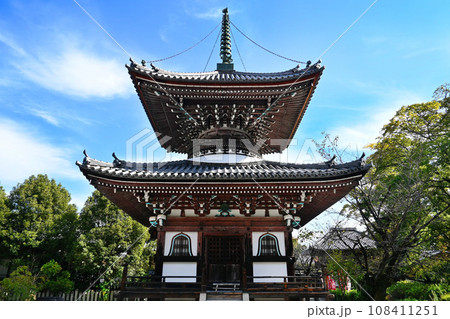 秋晴れに参る京都市本法寺の多宝塔 秋晴れに参る京都市本法寺の多宝塔 108411251
