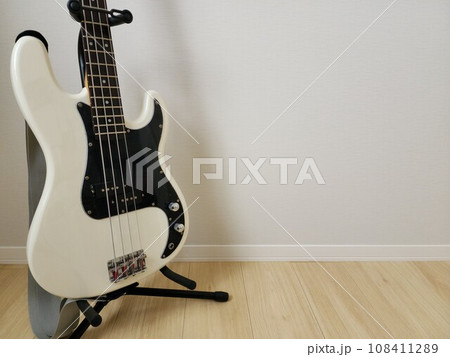 白いエレキベース 108411289