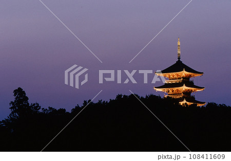 夕暮れ時に輝く五重塔 夕暮れ時に輝く五重塔 108411609