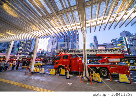 日本の横浜都市景観 不審物でJR横浜駅に、消防車やはしご車などが出動=11月2日 日本の横浜都市景観 不審物でJR横浜駅に、消防車やはしご車などが出動=11月2日 108411858