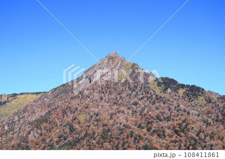 霊峰石鎚山 秋 (愛媛県 石鎚スカイラインより) 霊峰石鎚山 秋 (愛媛県 石鎚スカイラインより) 108411861
