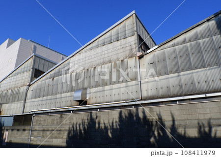 レトロな鋸屋根の工場 108411979