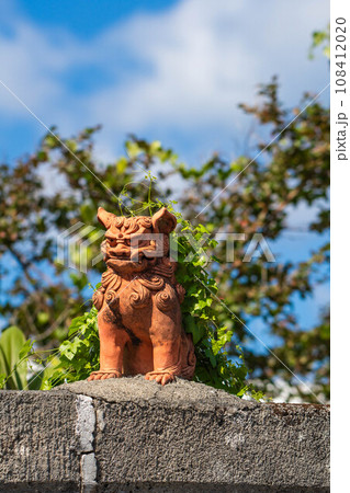 草のマントをはおるシーサー 108412020