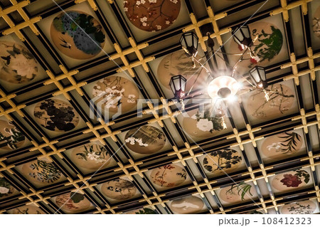 福井 永平寺の傘松閣の芸術的な天井画とランプの光 108412323