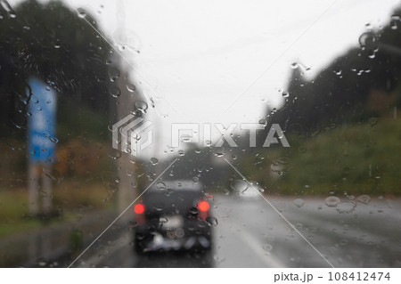 雨の中の運転 雨の中の運転 108412474