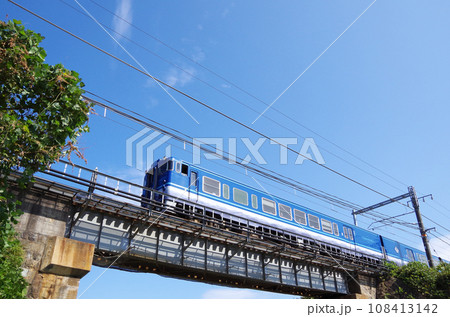 キロ47型気動車が短い鉄橋を通過する光景 108413142