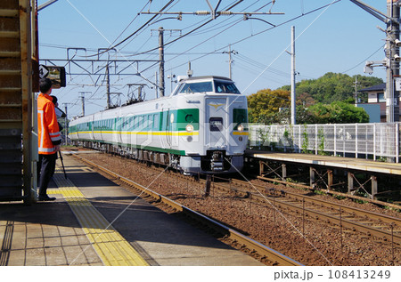緑系リバイバル塗装の特急やくも号が運用開始前の試運転で走行している光景 108413249
