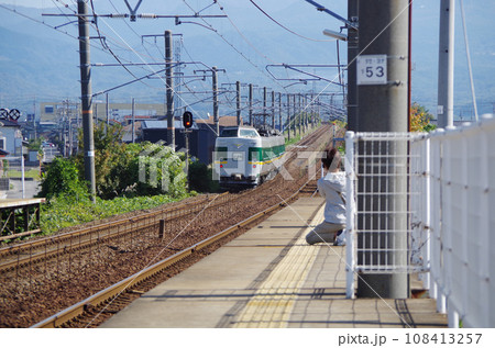 緑系リバイバル塗装の特急やくも号が運用開始前の試運転で走行している光景 108413257