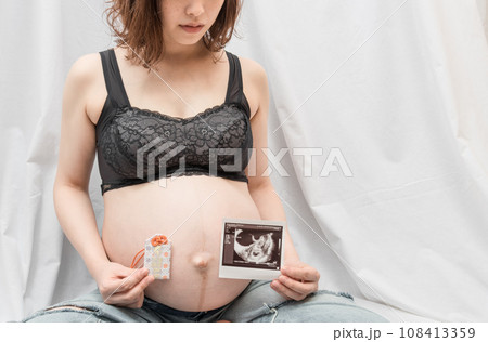【マタニティイメージ 御守りとエコー写真】 【マタニティイメージ 御守りとエコー写真】 108413359