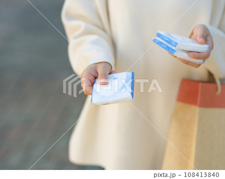 ティッシュ配りをする女性 108413840
