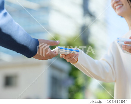 ティッシュ配りをする女性 108413844