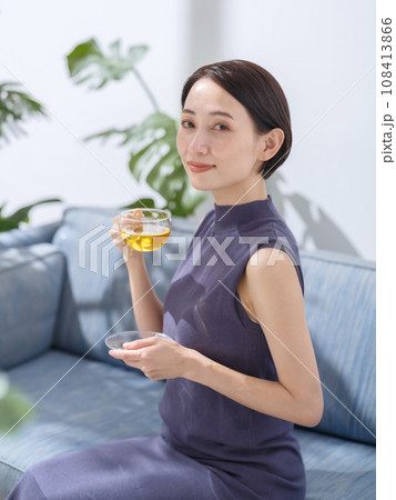 お茶を飲む女性 108413866