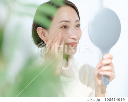 肌をチェックする女性・美容・スキンケア 肌をチェックする女性・美容・スキンケア 108414019