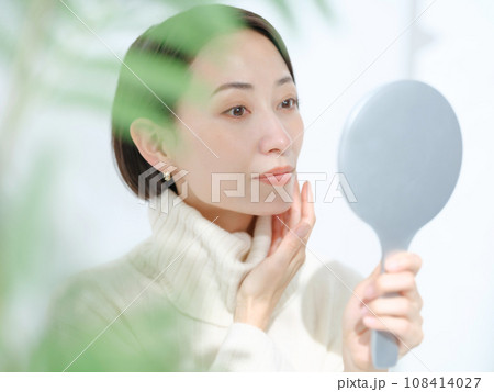 肌をチェックする女性・美容・スキンケア 108414027