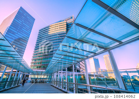 日本の横浜都市景観 新高島駅周辺のオフィスビル・日産グローバル本社など望む 日本の横浜都市景観 新高島駅周辺のオフィスビル・日産グローバル本社など望む 108414062