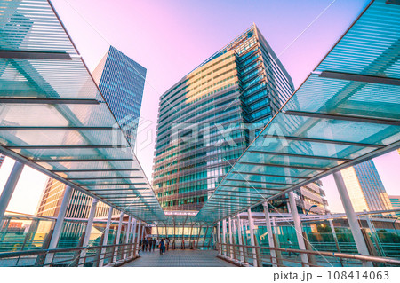 日本の横浜都市景観 新高島駅周辺のオフィスビル・日産グローバル本社など望む 日本の横浜都市景観 新高島駅周辺のオフィスビル・日産グローバル本社など望む 108414063