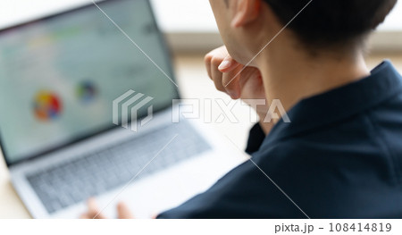 パソコンを使うビジネスマン 108414819