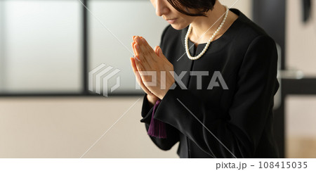 葬式に列席する女性 葬式に列席する女性 108415035