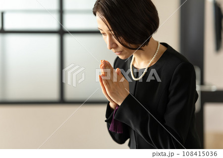 葬式に列席する女性 葬式に列席する女性 108415036