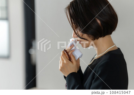 葬式に列席する女性 葬式に列席する女性 108415047